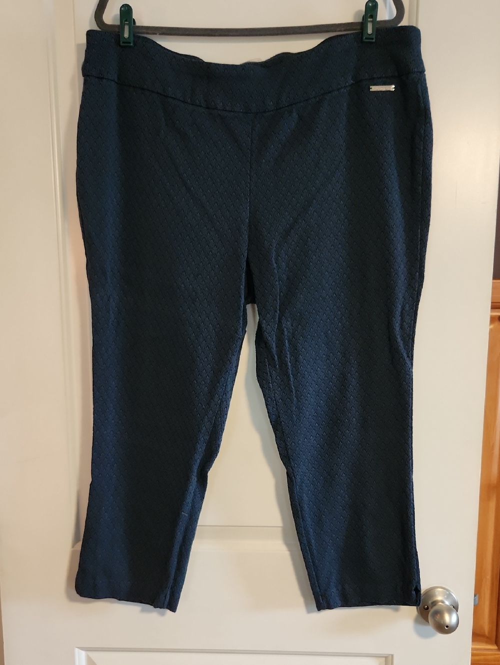 Roz & Ali Navy Textured Pull-On Capris